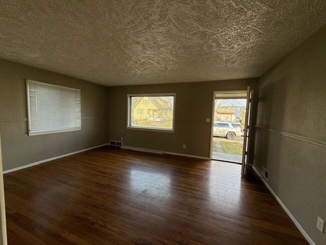 Building Photo - 3 Bedroom Hardwood Floor House
