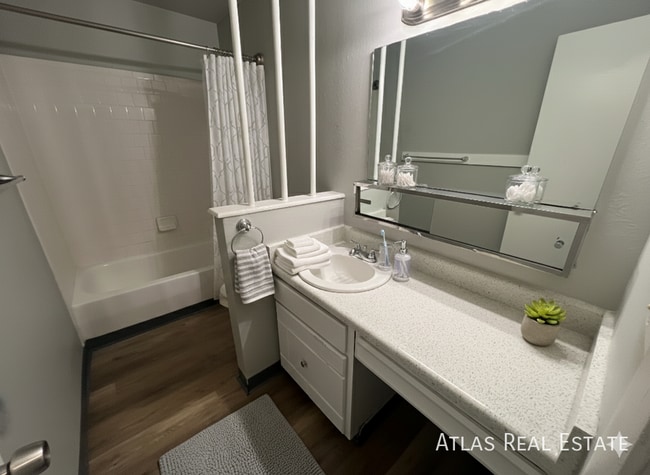 Building Photo - 1017 Delaware Dr