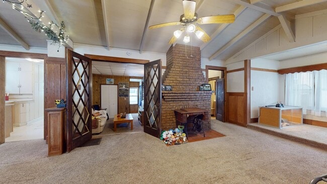 Building Photo - Beautiful Woodwork in this Charming Old Home