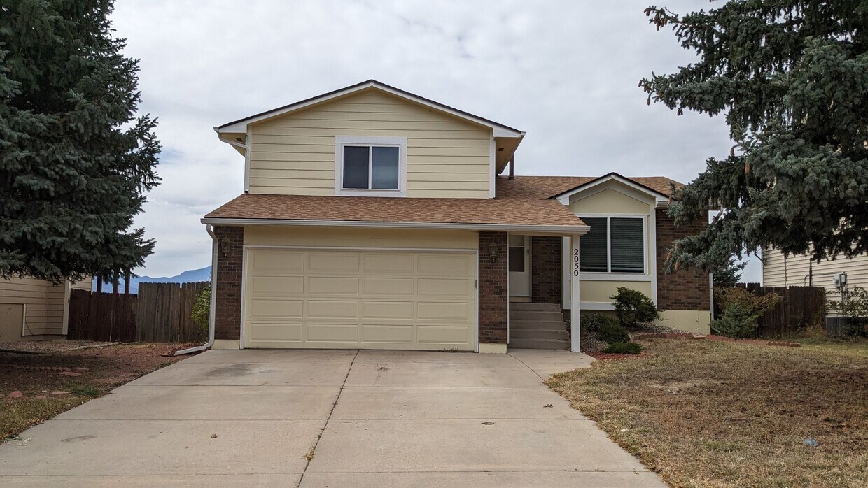 Primary Photo - COZY TRI-LEVEL 3 BED/1.5 BATH WITH WOODBURNING FIREPLACE NEAR CIMMARON HILLS!