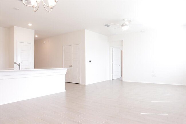 Foto del edificio - 8111 Marigny Wy