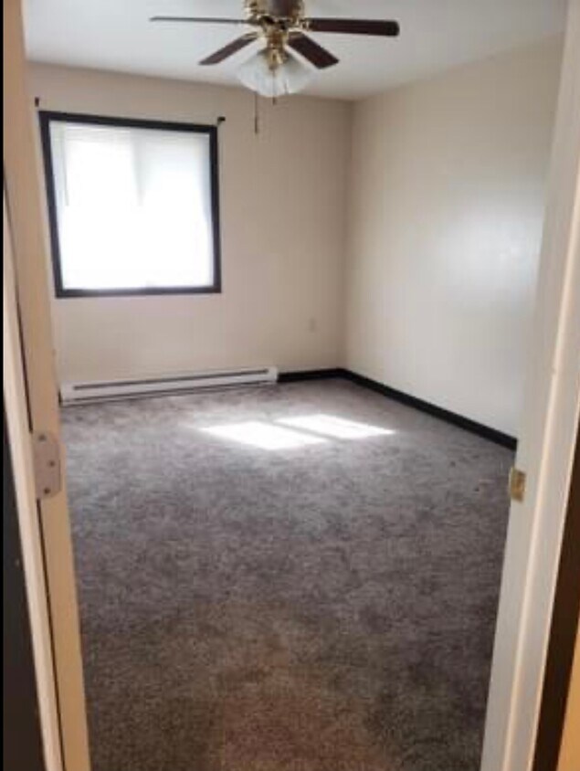 Primary Photo - 900 E Highland Dr