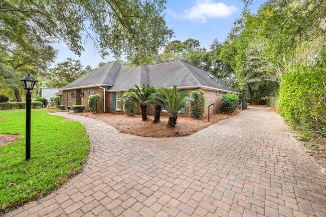 Foto del edificio - 1300 Windward Cir