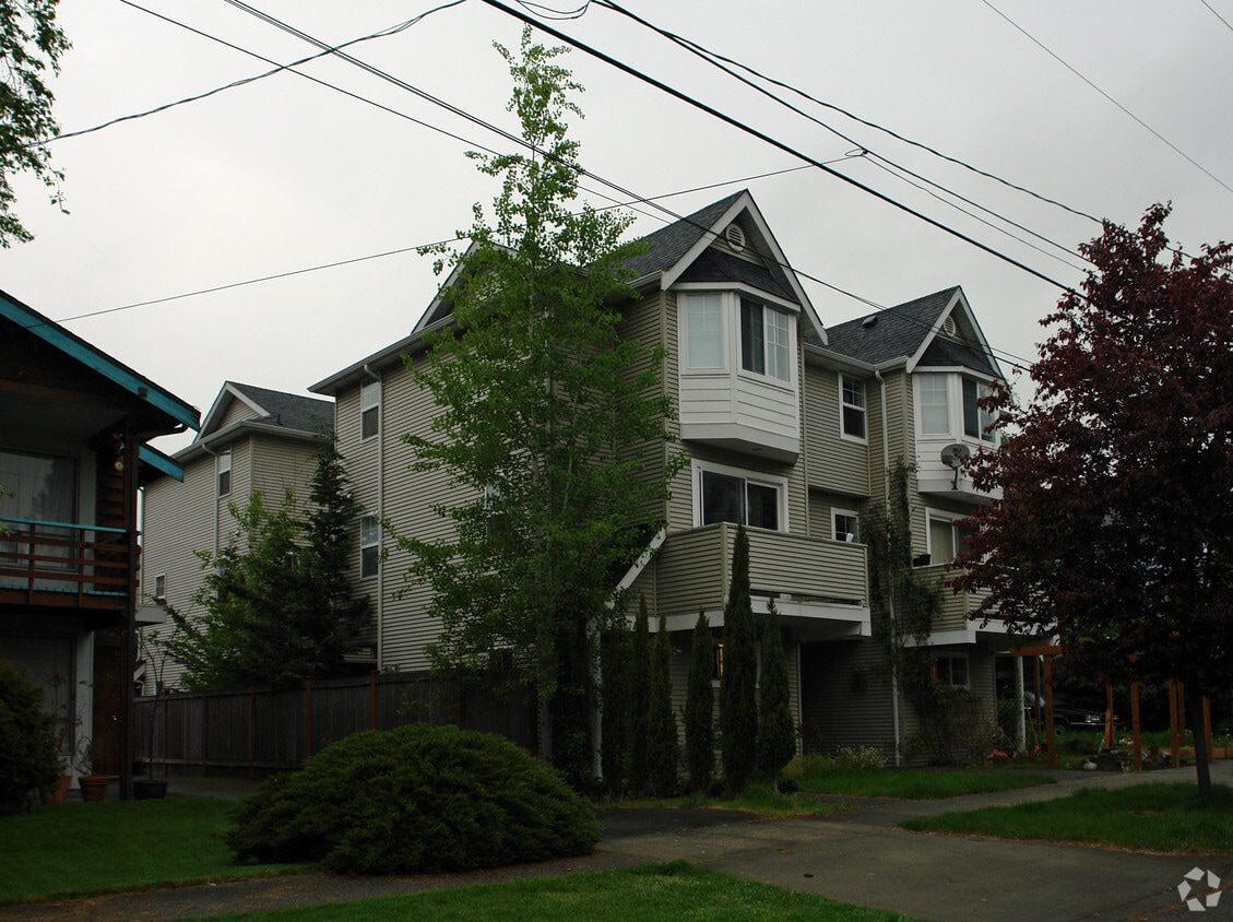 Building Photo - 8825 Stone Ave