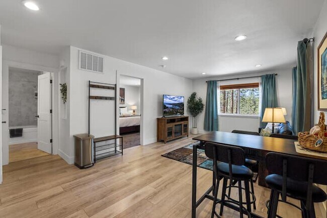 Foto del edificio - 1463 Ormsby Dr