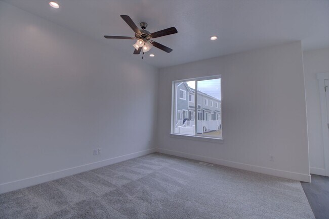 Foto del edificio - 4 Bedroom 2.5 Bathroom Townhouse in Lehi!