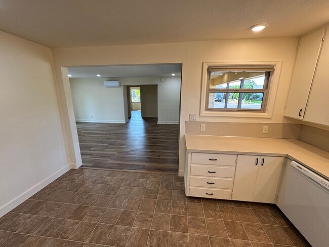 Foto del edificio - Beautifully Renovated 3 Bedroom ~ 2 Bathro...
