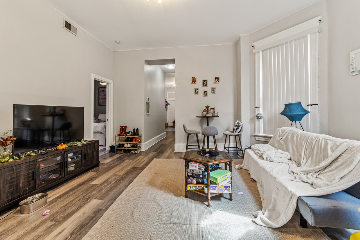 Primary Photo - 1345 N Maplewood-3