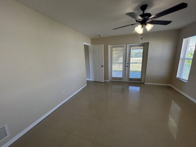 Building Photo - Freshly painted interior and spacious  3/2  home