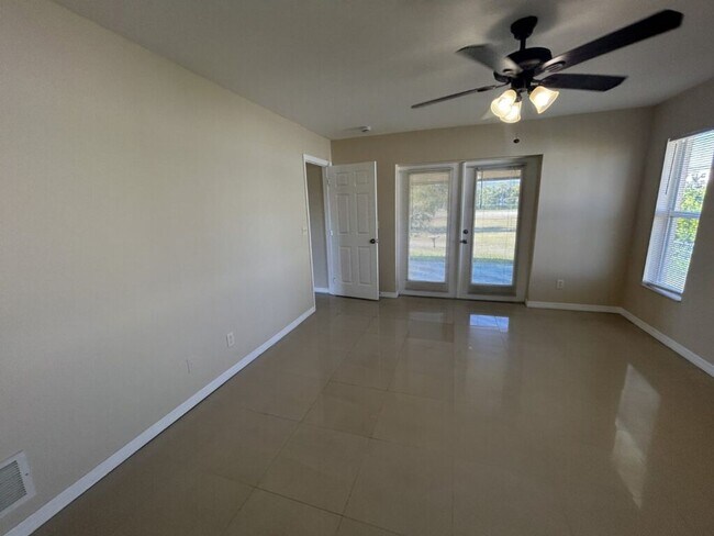 Foto del edificio - Freshly painted interior and spacious  3/2  home