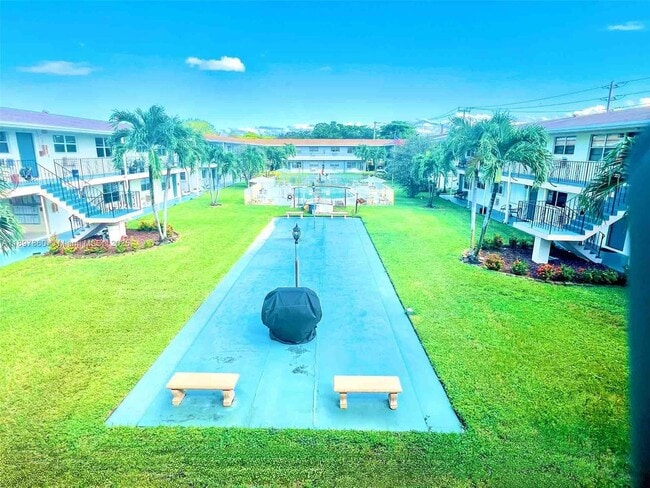 Foto del edificio - 7401 Pines Blvd