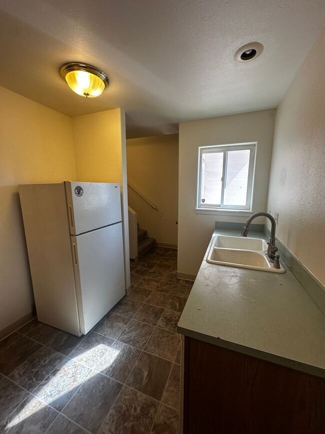 Building Photo - 3 Bedroom, 1 and half Bathroom Duplex!