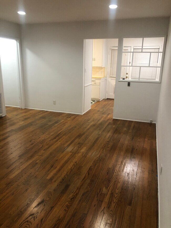 living room - 2110 Ocean Park Blvd