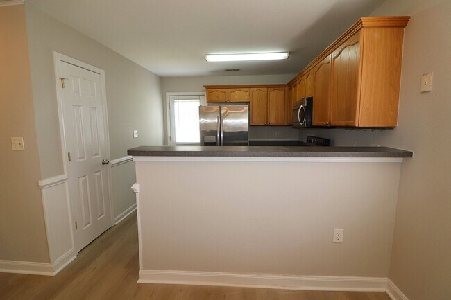 Building Photo - Location! Location! 3 bedroom End Unit Tow...
