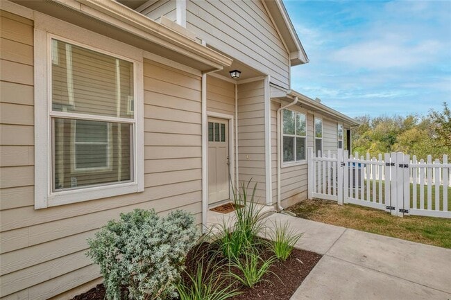 Building Photo - 1701 Logan Dr