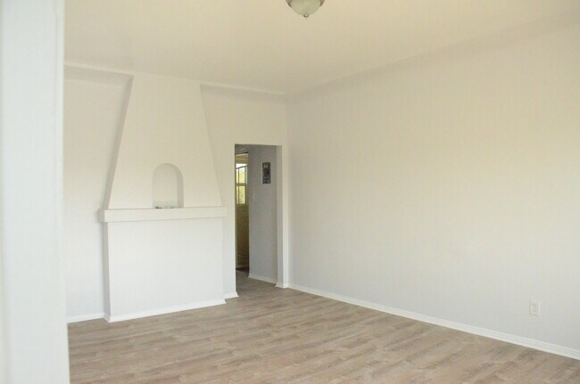 Building Photo - 2543 S Burnside Ave