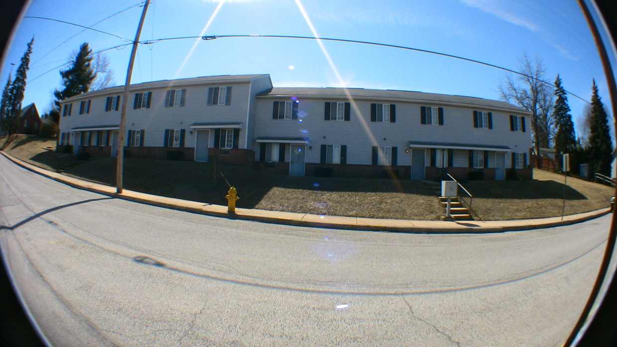 Building - 526 E Maple St