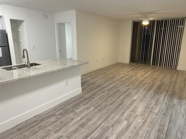 Foto del edificio - 4812 N State Road 7