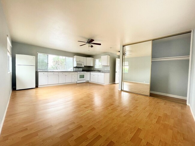Foto del edificio - Spacious Studio near Carlsbad Village!