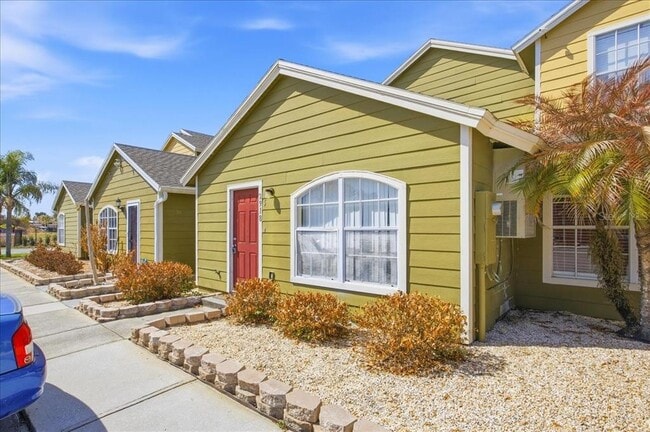 Building Photo - 2918 Fan Palm Dr