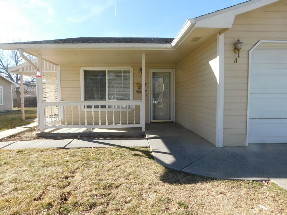 Duplex in Family Friendly Neighborhood - Duplex in Family Friendly Neighborhood