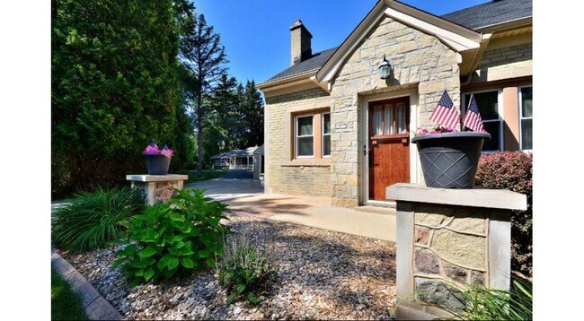 Building Photo - 3085 N Brookfield Rd