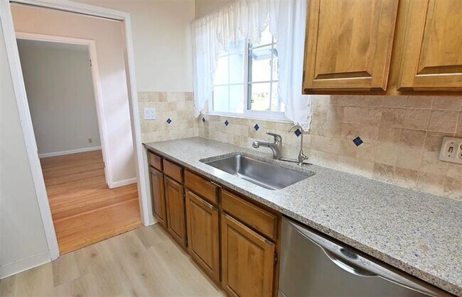 Building Photo - 4 bedrooms and 2 bathrooms beautiful prope...