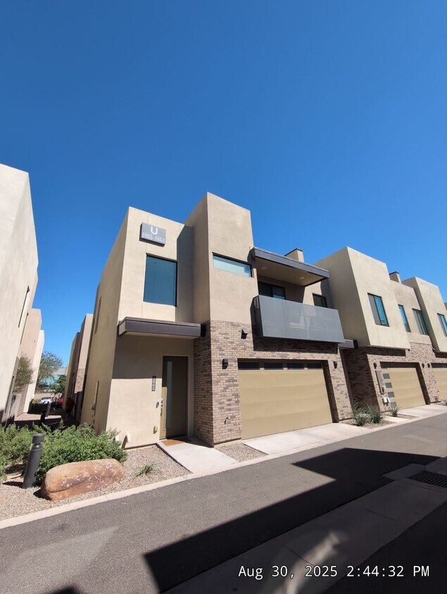 Primary Photo - SPACIOUS and awesome townhome! Excellent floorplan!