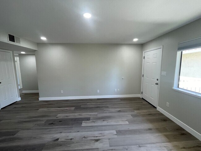 Building Photo - Spacious 3BD Remodeled Condo