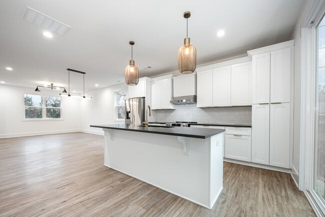 Building Photo - Room in Townhome on Donna Ave