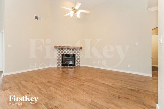 Foto del edificio - 3757 Summersville Ln