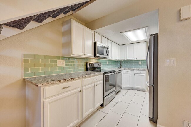 Foto del edificio - $1,995 - 2 Bed, 2 Bath Lofted Townhome in ...