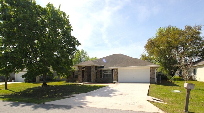 Building Photo - Spacious 4 Bed 3 Bath Home with a FULLY FE...