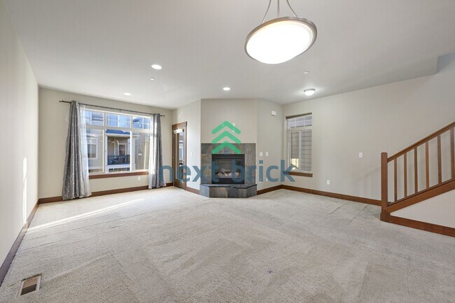 Foto del edificio - Charming 3-Bed, 2.5-Bath Haven with 1997 Sq Ft in Renton, WA!