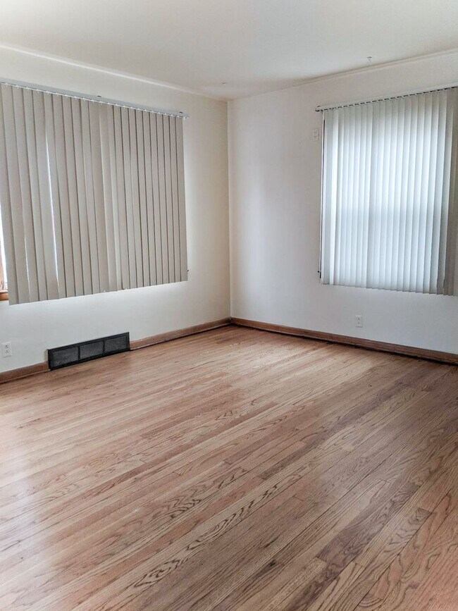 Building Photo - SINGLE FAMILY HOME -  3 bed, 1 bath, appli...