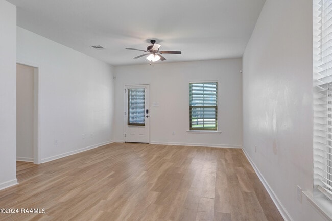 Building Photo - 524 Elwick Dr