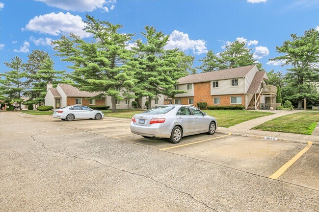 Building Photo - 1613 Lyndhurst W Dr