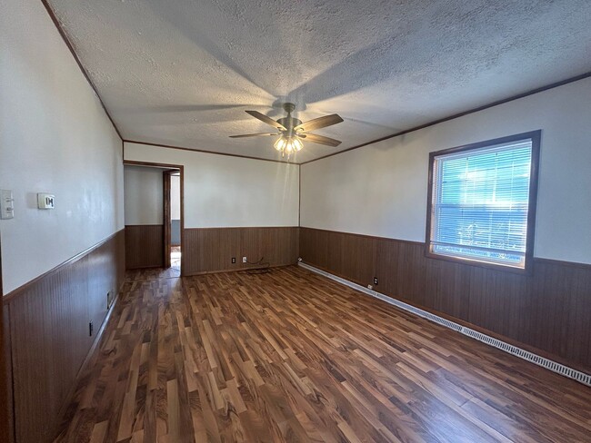 Building Photo - 2 Bedroom 1 Bathroom house available now!