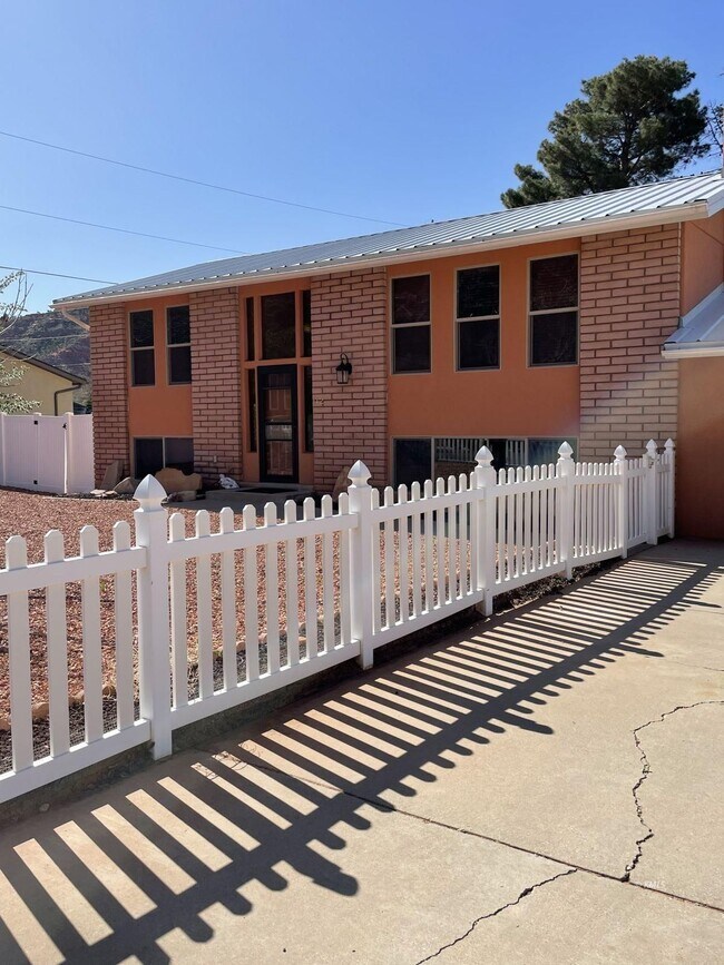 Building Photo - 112 E 450 N