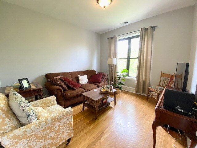 Building Photo - 1104 W Dickens Ave