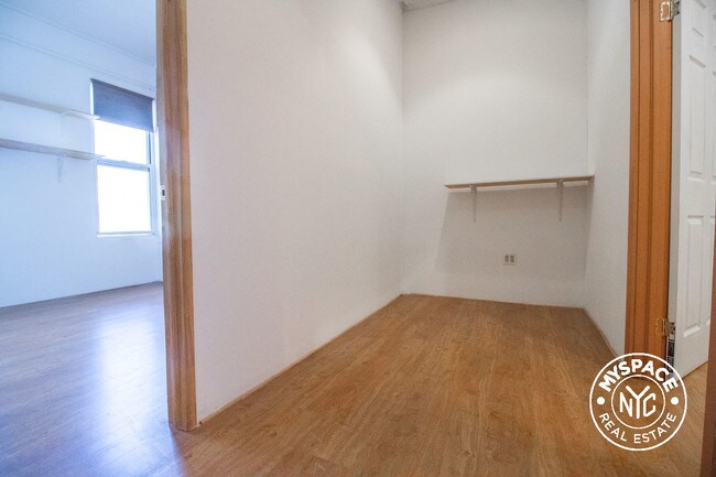 Building Photo - 142 Weirfield St