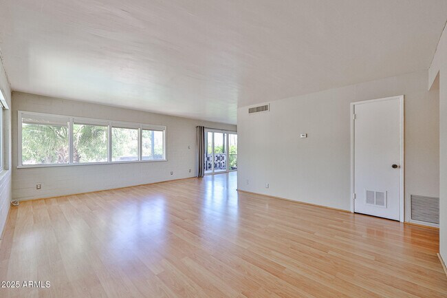 Foto del edificio - 6544 N 12th St