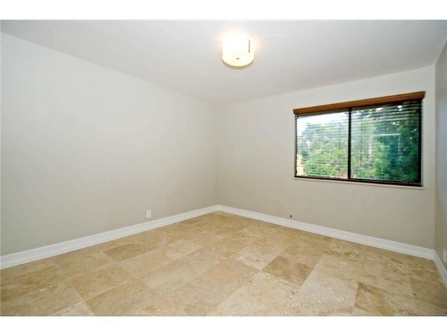 Building Photo - 313 City View Dr