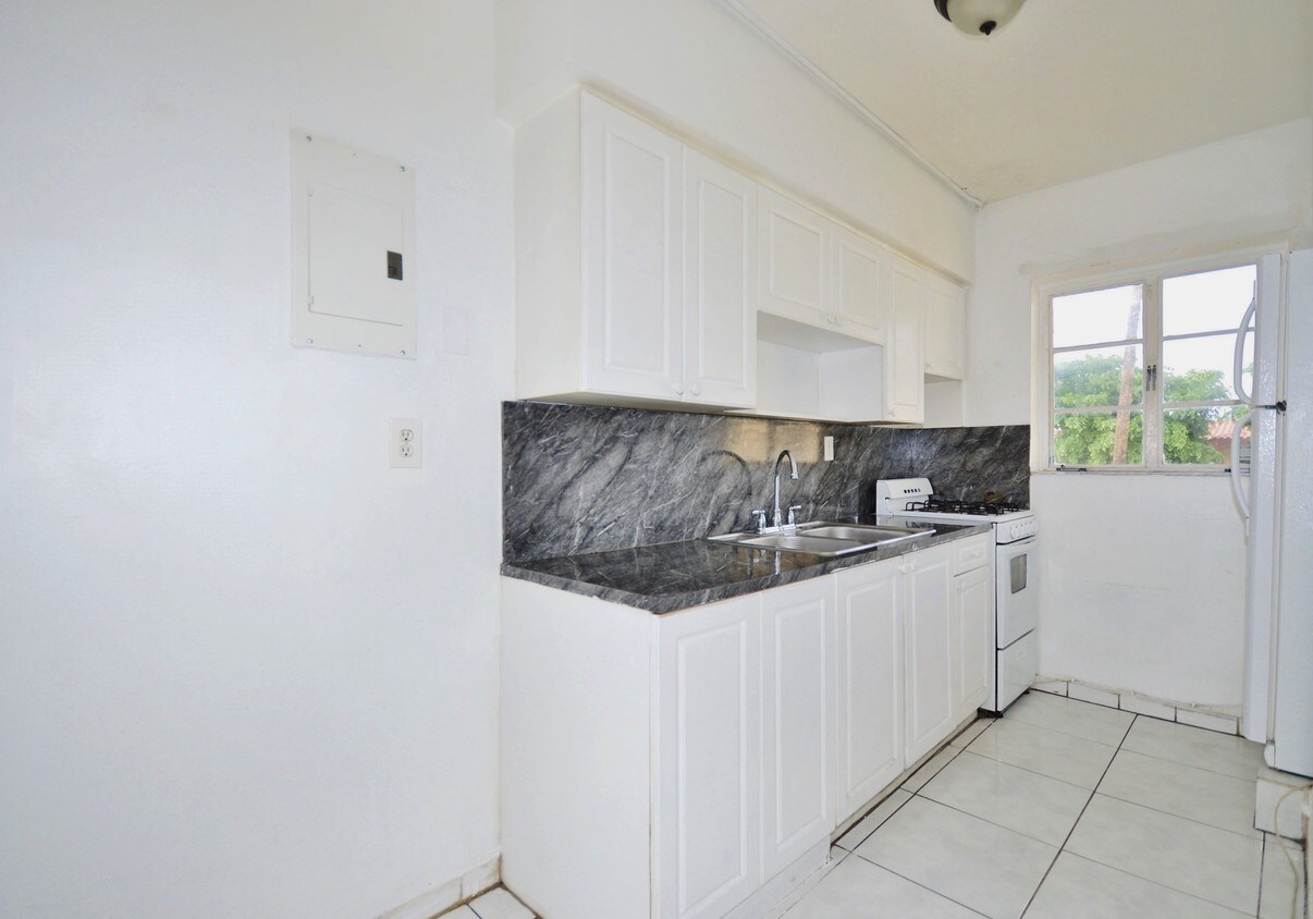 Primary Photo - 8330 Crespi Blvd