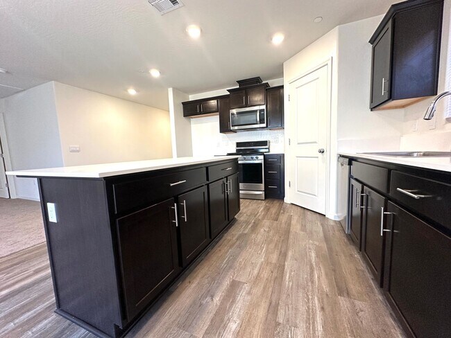 Foto del edificio - Beautiful Single Story Home Ready To Be Called Home!