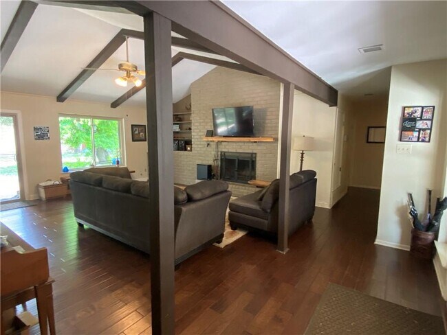 Building Photo - 1801 Bluff Dr