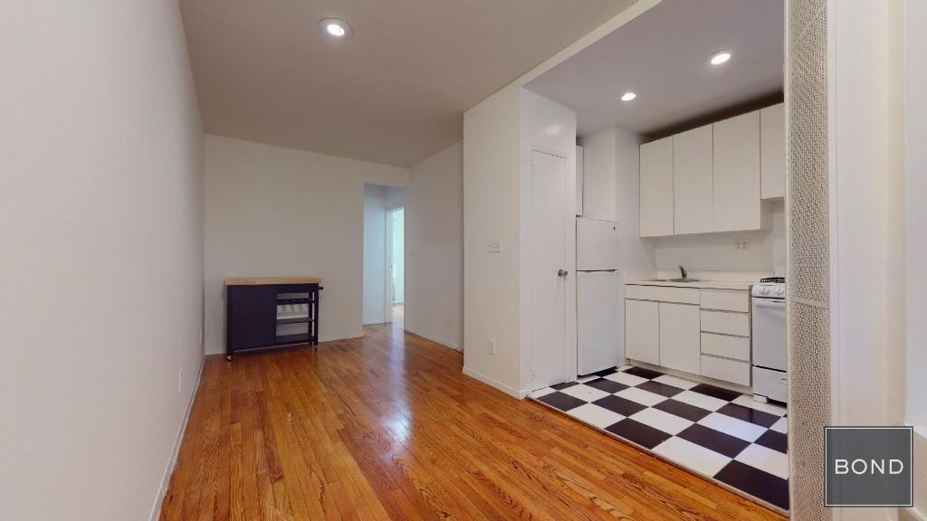 Primary Photo - 425 E 65th St