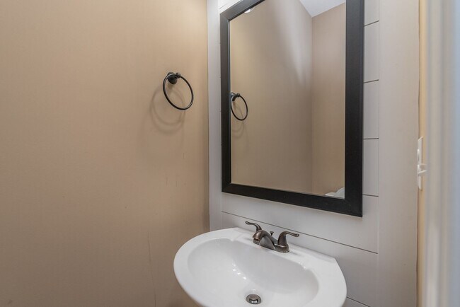 Building Photo - Like-new 4 bed/2.5 bath home for lease nea...