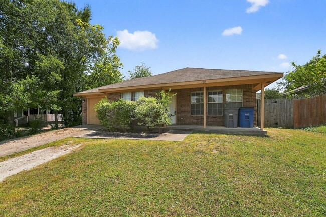 Building Photo - Charming 3-Bed, 2-Bath Home on Spacious Lo...