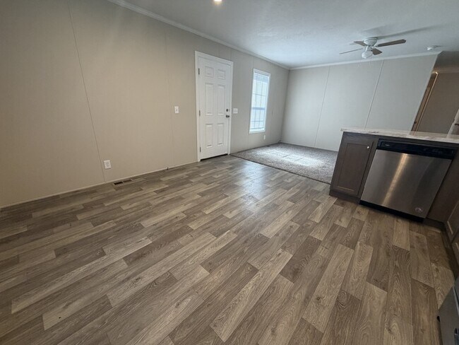 Foto del edificio - 15974 Villaire Ave